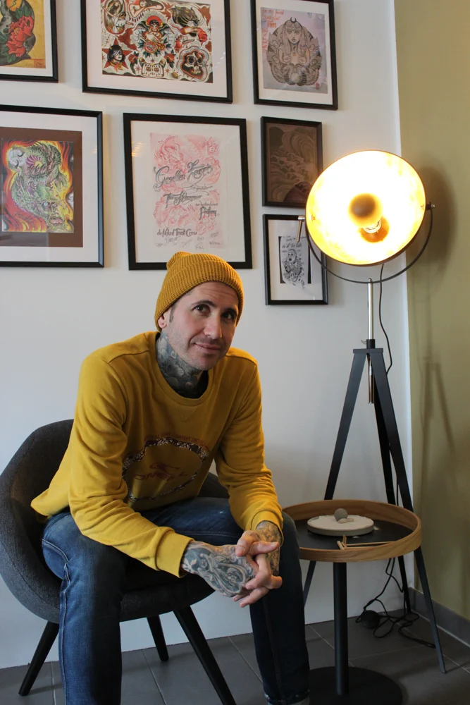 Tattoo Artist Tom Hohengasser in seinem Studio in Bergheim